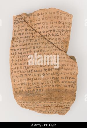 Ostrakon con una lettera da Giuseppe a--. Cultura: copto. Dimensioni: 6 3/16 x 3 7/8 × 1/2 in. (15,7 × 9,9 × 1,2 cm). Data: 580-640. Ostraca Ostraca sono testi scritti su rotte in ceramica, che sono stati impiegati quando la pergamena non era disponibile o troppo costoso. A Epifanio un gran numero di ostraca furono scoperti nel monastero, inclusi nella sua cumuli di rifiuti; essi registrano i versi biblici, documenti legali, Sermoni, conti finanziari, testi di scuola e lettere di richiesta di assistenza e preghiere. Alcune rivelano che anche a sud del confine dell'Impero, le persone erano ancora a conoscenza di eventi in Foto Stock