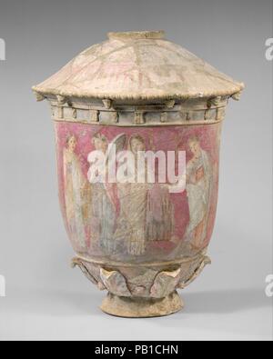 Vaso in terracotta. Cultura: greco, siciliano, Centuripe. Dimensioni: H. 15 1/2 in. (39,4 cm). Data: 3rd-2nd secolo A.C. Quattro donne una caratteristica fondamentale della ceramica greca e le loro propaggini è che essi potrebbero essere utilizzati. Per contrasto, questo vaso, con il suo coperchio fissato sul corpo, serve una puramente funzione simbolica. Essa appartiene a una classe di pezzi associati con il sito di Centuripe in Sicilia. Essi sono caratterizzati da elaborare e delicata decorazione applicata e dalla raffinata policromia eseguito dopo lo sparo. La scena mostra una sposa circondata da assistenti. Il vaso è stato realizzato per la tomba. Museo: Foto Stock