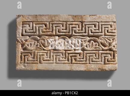 Parete decorazione con figure geometriche e design vegetale. Cultura: Sasaniane. Dimensioni: 8,5 x 15 in. (21,59 x 38,1 cm). Data: ca. Vi secolo D.C.. Rilievi in stucco erano comunemente usati per decorare la iwans e saloni di rappresentanza di elite Sasaniane case. Molti esempi sono stati trovati nelle case scavate nella zona Ctesiphon compreso questo frammento da Umm ez-Za'tir costituito da un vitigno con metà palmettes tra i margini di una configurazione a meandro. L'uso di stampi per rendere stucchi ammessi per la creazione di grandi modelli ripetitivi come geometriche e motivi vegetali. La città di Ctesiphon era situato Foto Stock