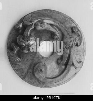 Disco. Cultura: la Cina. Dimensioni: diam. 2 5/8 in. (6.7 cm); Th. 3/4 in. (1.9 cm). Museo: Metropolitan Museum of Art di New York, Stati Uniti d'America. Foto Stock