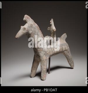 Cavallo e cavaliere. Cultura: cipriota. Dimensioni: H. 7 1/4 in. (18,4 cm). Data: ca. 750-600 A.C. La statuetta è fatta a mano e solido. Il pilota sembra di essere in piedi e piegatevi in avanti leggermente. Museo: Metropolitan Museum of Art di New York, Stati Uniti d'America. Foto Stock