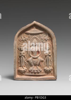 Tavoletta votiva con triade buddista. Cultura: la Cina. Dimensioni: H. 5 3/4 in. (14,6 cm); W. 4 14 a. (10,8 cm). Data: 7. secolo. Museo: Metropolitan Museum of Art di New York, Stati Uniti d'America. Foto Stock