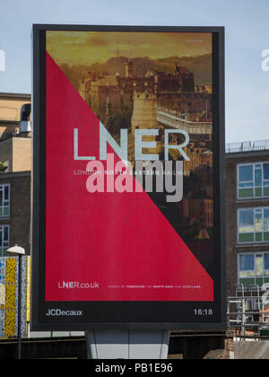 Annuncio per London North Eastern Railway (LNER), l'ora gestito dallo stato a est della linea costiera. Il governo ha preso il controllo della East Coast rail franchising da operatori privati Virgin Trains East Coast. Dotato di: atmosfera, vista in cui: London, England, Regno Unito quando: 24 giu 2018 Credit: Wheatley/WENN Foto Stock