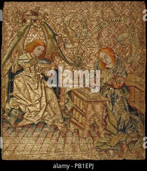 Ricamo con l'Annunciazione. Cultura: Netherlandish. Dimensioni: 8 1/4 x 3 3/4 in. (21 x 9,5 cm). Data: metà del XV secolo. In un interno domestico, la Vergine Maria si inginocchia davanti a un inginocchiatoio sul quale il suo libro di preghiere si appoggia. L Arcangelo Gabriele, a sinistra, la saluta con il Vangelo annunciato la prossima nascita di Gesù: "Ave Maria gratia plena Dominus tecum' ('Ave Maria piena di grazia, il Signore è con te", Luca 1:28). Questo ricamo, originariamente parte di un orphrey (una fascia decorativa su una veste sacerdotale) o un paliotto, è praticamente intatta. Le cimosse a sinistra e Foto Stock