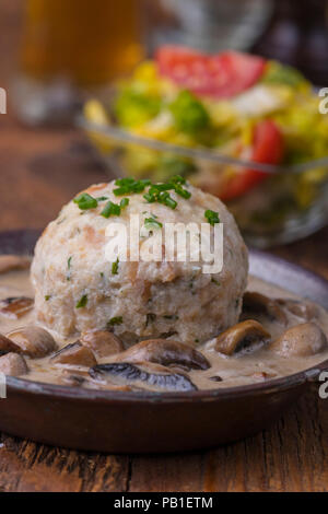 Bavarese gnocchi di pane con una salsa di funghi Foto Stock