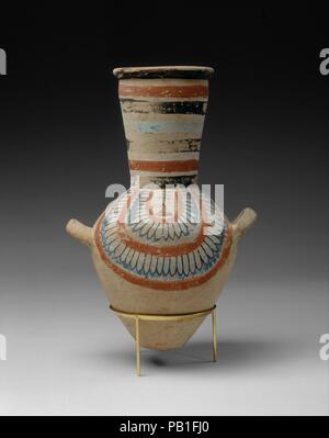 Il vaso dalla tomba di Sennedjem. Dimensioni: H. 30,5 cm (12 in); w. 16 cm (6 5/16 in.). Dynasty: Dynasty 19. Regno: regno di Ramesse II. Data: ca. 1279-1213 A.C. Questo vino vaso è decorato con motivi floreali ghirlande simili a quelli usati nelle rappresentazioni delle feste funerarie. Numerosi vasi di questo genere sono stati trovati in Sennedjem della tomba Altri oggetti della collezione che sono stati scoperti nella stessa tomba sono numerate 86.1.1-86.1.29. Museo: Metropolitan Museum of Art di New York, Stati Uniti d'America. Foto Stock