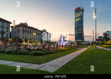 Milano, Italia - Luglio 23th, 2018: Hadid Torre da Zaha Hadid Architects, in Milano, Italia del moderno quartiere di CityLife Foto Stock