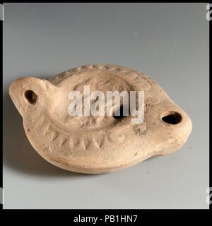 Olio di terracotta con lampada. Cultura: Romano. Dimensioni: lunghezza 8,1 cm. H. 3.3 cm.. Data: 2° secolo D.C.. Vessberg tipo 14. Stampo-realizzato, con anello di maniglia. Discus:. Museo: Metropolitan Museum of Art di New York, Stati Uniti d'America. Foto Stock