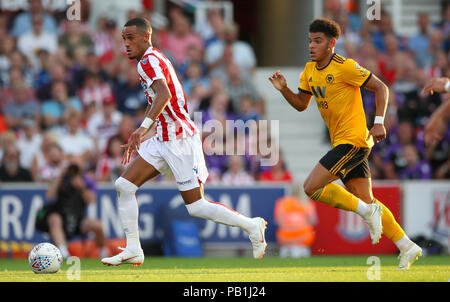 Stoke City's Tom Ince (sinistra) durante un pre stagione amichevole a Bet365 Stadium, Stoke. Foto Stock