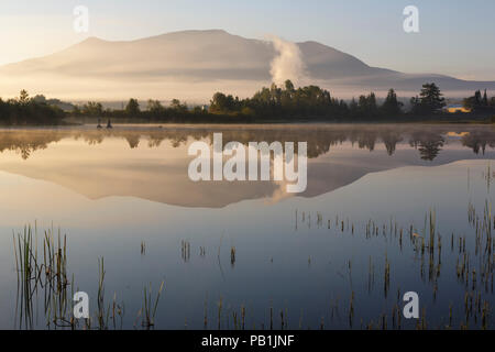 La riflessione di ciliegia Montagna in aeroporto Marsh, vicino a Washington Mt aeroporto regionale, in Whitefield, New Hampshire USA una nebbiosa mattina d'estate. Foto Stock