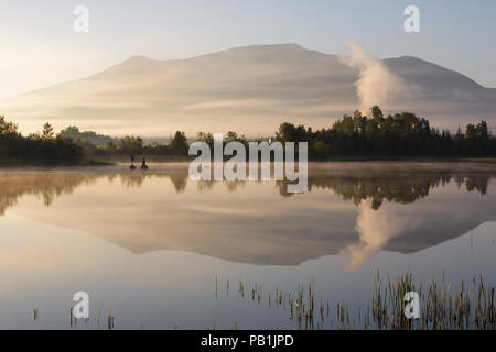 La riflessione di ciliegia Montagna in aeroporto Marsh, vicino a Washington Mt aeroporto regionale, in Whitefield, New Hampshire USA una nebbiosa mattina d'estate. Foto Stock