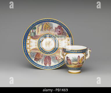 Cup (tasse à l'étrusque) e piattino. Artista: Dopo acqueforti di Charles Germain de Saint-Aubin (francese, Parigi Parigi 1721-1786). Cultura: francese, Sèvres. Decorator: dorato da Étienne-Gabriel Girard (francese, active 1762-1800); dipinta da Louis-Gabriel Chulot (attivo 1755-1800, 1805-18). Dimensioni: Altezza (cup [.1]): 3 3/16 in. (8.1 cm); diametro (saucer [.2]): 6 5/8 in. (16,8 cm). Factory: Sèvres Manufactory (francese, 1740-presente). Data: 1794. L'illuminante fantasia della decorazione pittorica di questa tazza e piattino è sorprendente considerando la data in cui è stato eseguito, per nel 1794 per Foto Stock