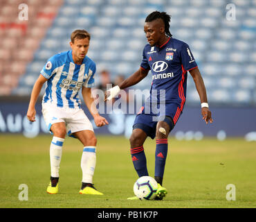 L Huddersfield Town's Chris Lowe (sinistra) e Lyon's Bertrand Traore battaglia per la sfera durante la pre-stagione amichevole a Kirklees Stadium, Huddersfield. Foto Stock