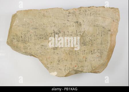 Ieratico ostracon inscritto con testo letterario e lavoro ufficiale. Dimensioni: l. 27 cm (10 5/8 in); w. 16 cm (6 5/16 in.). Dynasty: Dynasty 19-20. Data: ca. 1295-1070 A.C. Museo: Metropolitan Museum of Art di New York, Stati Uniti d'America. Foto Stock