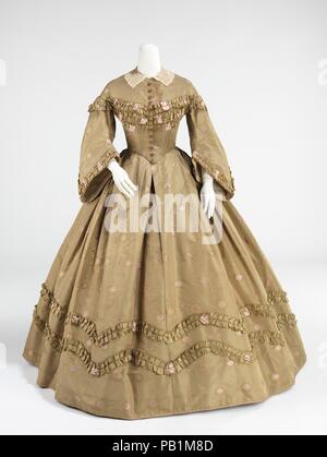 Pomeriggio vestito. Cultura: American. Data: ca. 1862. La femmina silhouette della metà del XIX secolo consisteva di un dotato corseted corpetto e ampia piena di gonne. Le gonne conica sviluppata tra il 1830, quando la vita alta dell'Impero silhouette è stata abbassata e la gonna è diventato più a forma di campana, alla fine del 1860, quando venne la pienezza del gonne erano tirate verso il retro e il trambusto di sviluppo. Le gonne svasata del periodo è aumentata gradualmente per dimensioni in tutto e sono stati supportati da un certo numero di metodi. Supporto originariamente fornito da strati multipli di sottovesti che, du Foto Stock