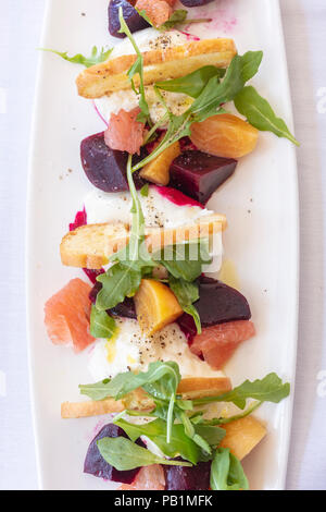 Gourment insalata di rosso e golden bietole con Burrata formaggio e foglie di rucola Foto Stock