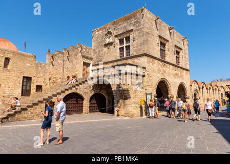 RHODES, Grecia - 13 Maggio 2018: turisti visitano Rodi città medievale, Grecia Foto Stock