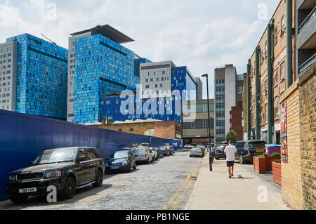 Raven Row, Whitechapel, East London UK, guardando ad ovest verso il Royal Hospital di Londra Foto Stock