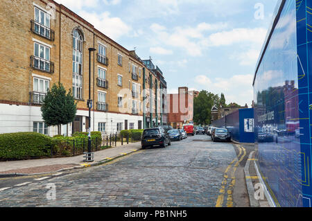 Raven Row, Whitechapel, Londra, vicino al Royal Hospital di Londra, con nuovi appartamenti, guardando verso est. Foto Stock
