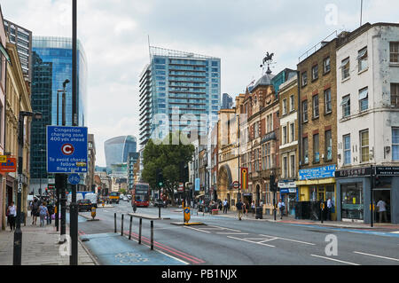 Whitechapel High Street, Londra UK, guardando ad ovest verso Aldgate e la città Foto Stock