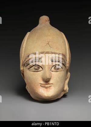 Testa in terracotta di un uomo. Cultura: cipriota. Dimensioni: H. 8 3/4 in. (22,2 cm). Data: ca. 600 A.C.. La produzione su grande scala in cava di scultura in terracotta su Cipro ha iniziato a metà del settimo secolo A.C. Questo è uno dei migliori esempi del 'Neo-Cypriot' style, caratterizzato da belle caratteristiche, grandi occhi rigati, selvaggina di penna delle sopracciglia e un sacco di colore. Museo: Metropolitan Museum of Art di New York, Stati Uniti d'America. Foto Stock