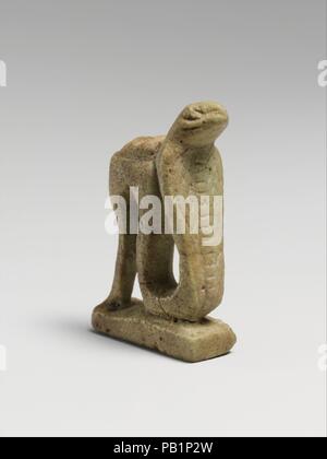 Faience snake amuleto. Cultura: egiziana. Dimensioni: H.: 1 3/16 in. (3 cm). Data: 664-30 A.C.. Amuleti che rappresentano gli animali sono stati attribuiti a una divinità: un falco per Ra, il dio del sole, un leone per Sakhmi, la dea della guerra, una ram per Khnum e un gatto per Bast. I serpenti erano i simboli della regalità. Museo: Metropolitan Museum of Art di New York, Stati Uniti d'America. Foto Stock