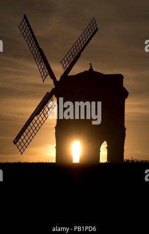 Il sole tramonta in una calda giornata d'estate dietro il mulino a vento di Chesterton nel Warwickshire, Regno Unito. Luglio 2018. Foto Stock