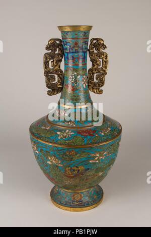 Vaso. Cultura: la Cina. Dimensioni: 20 1/2 × 10 3/4 in. (52,1 × 27,3 cm) Diam. di RIM: 3 5/8 in. (9.2 cm) Diam. del piede: 6 3/4 in. (17,1 cm). Museo: Metropolitan Museum of Art di New York, Stati Uniti d'America. Foto Stock