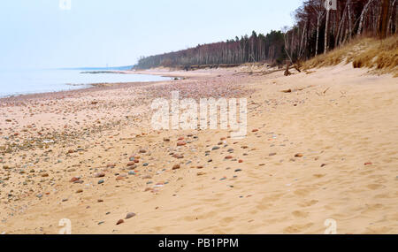 Costa del mare in autunno e in inverno, spiaggia rocciosa del serbatoio Foto Stock