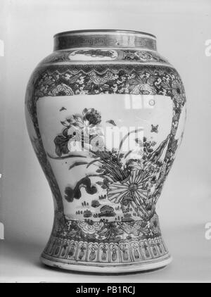 Vaso. Cultura: la Cina. Dimensioni: H. 10 3/4 in. (27,3 cm). Museo: Metropolitan Museum of Art di New York, Stati Uniti d'America. Foto Stock