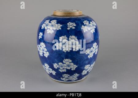 Vaso. Cultura: la Cina. Dimensioni: H. 8 3/4 in. (22,2 cm); Diam. 8 1/4 in. (21 cm); supporto: H. 3 3/4 in. (9.5 cm). Museo: Metropolitan Museum of Art di New York, Stati Uniti d'America. Foto Stock