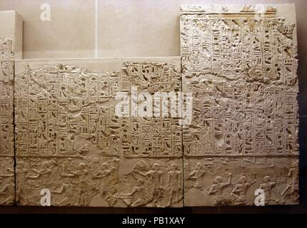 Sollievo dalla parete nord della cappella di Ramesse I. Dimensioni: H. 96 × W. 148,5 cm (37 13/16 × 58 7/16 in.). Dynasty: Dynasty 19. Regno: regno di Seti I. Data: ca. 1295-1294 A.C. Ramesse I, primo re della dinastia 19, era un ufficiale militare dalla parte orientale del delta. Ha servito come un generale e visir sotto Haremhab, ultimo re della dinastia 18, e fu da lui designato come suo successore. Probabilmente piuttosto vecchio quando egli divenne re, la maggior parte dei suoi monumenti sono stati finiti da suo figlio, Seti I. Sulla parete nord, qui mostrato, Ramesse I è illustrato come il Re defunto, assimilata a Osiride egli stesso. Ramess Foto Stock