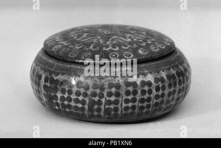 Oggetto casella di incenso. Cultura: la Corea. Dimensioni: H. 1. (2,5 cm); Diam. 2 3/4 in. (7 cm). Data: XIII-XIV secolo. Museo: Metropolitan Museum of Art di New York, Stati Uniti d'America. Foto Stock