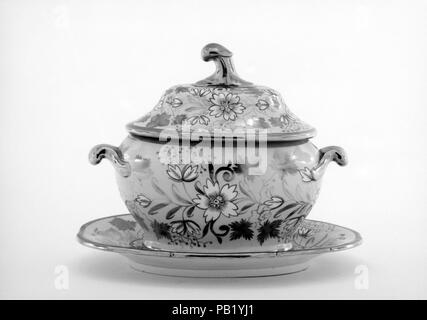 Coperto Terrina di salsa. Cultura: British. Dimensioni: 6 5/16 x 7 3/8 in. (16 x 18,7 cm). Data: ca. 1835. Museo: Metropolitan Museum of Art di New York, Stati Uniti d'America. Foto Stock