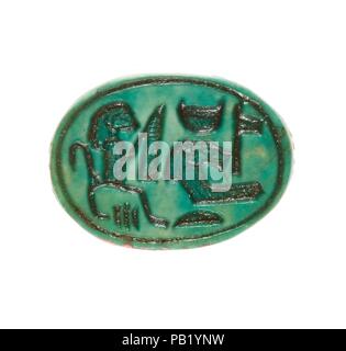 Scarabeo inscritta per Dio la moglie di Hatshepsut. Dimensioni: L. 1.7 cm (11/16 in.); W. 1,2 cm (1/2 in.); H. 0,7 cm (1/4 in.). Dynasty: Dynasty 18, presto. Regno: Joint regno di Hatshepsut e Thutmosi III. Data: ca. 1479-1458 A.C. Questo scarabeo è stato trovato in un deposito della fondazione associata con Hatshepsut il tempio funerario a Deir el-Bahri. La base è inscritto con il suo nome personale, Hatshepsut ("luogo delle nobildonne') collegate con il titolo Dio la moglie. Hatshepsut ereditato il titolo mentre ha servito come principale regina del suo fratellastro, Thutmosi II. Più tardi nella sua vita, dopo aver tenuto su ti Foto Stock