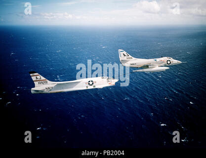 A4D-2 Skyhawk di VA-83 refuels F8U-1P Crusader di VFP-62, circa 1961 (6418322). Un aria-aria - Vista laterale destra di un attacco Squadron 83 (VA-83) A-4 Skyhawk di rifornimento degli aerei di ricognizione Reserve Squadron 62 (VFP-62) RF-8G Crusader aeromobili. Foto Stock