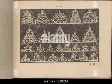 Prima Parte de' Fiori e disegni di varie sorti di ricami moderni, pagina 7 (recto). Autore: Giovanni Battista Ciotti (italiano, nato a Siena, ca. 1560). Dimensioni: complessivo: 5 5/16 x 7 5/16 in. (13,5 x 18,5 cm). Pubblicato in: Venezia. Editore: Francesco de' Franceschi (italiano, attivo del XVI secolo). Data: 1591. Scritto da Giovanni Battista Ciotti, pubblicato da Francesco de' Franceschi, italiano, attivo del XVI secolo. Dall'alto al basso e da sinistra a destra: Design composto da 4 registri orizzontali. Ogni registro è decorato con differenti triangolare o motivi circolari che sono ornate con va Foto Stock