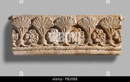 Decorazione murale con design vegetale. Cultura: Sasaniane. Dimensioni: 7.64 x 19.76 in. (19.41 x 50.19 cm). Data: ca. Vi secolo D.C.. Rilievi in stucco erano comunemente usati per decorare la iwans e saloni di rappresentanza di elite Sasaniane case. Molti esempi sono stati trovati nelle case scavate nella zona Ctesiphon compreso questo frammento da Umm ez-Za'tir costituito da una banda di palmettes alternata e fiori al di sopra di una corda intrecciata di design. L'uso di stampi per rendere stucchi ammessi per la creazione di grandi modelli ripetitivi come geometriche e motivi vegetali. La città di Ctesiphon era situato o Foto Stock