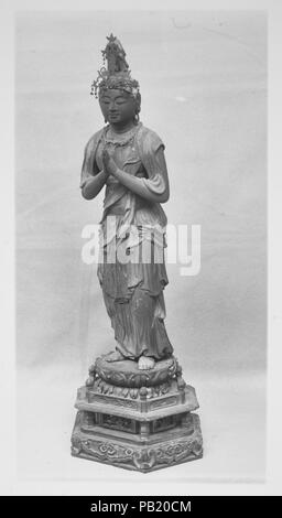 Attendant Bodhisattva Seishi. Cultura: il Giappone. Dimensioni: Figura: H. 33 a. (83,8 cm); W. 9 3/8 in. (23,8 cm); D. 103/8. (26,4 cm): piedistallo H. 9 1/4 in. (23,5 cm); W. 14 a. (35,6 cm); D. 11 a. (27,9 cm). Data: tardo XII e il XIII secolo. Amida Nyorai (sanscrito: Amitabha Tathagata), il Buddha della luce illimitata, si siede su un piedistallo di loto al centro dell'altare. Le sue mani formare un mudra della meditazione. Il suo sguardo benevolo, diretto verso il devoto al di sotto, è il simbolo della sua infinita compassione. Amida è fiancheggiata da la sua assistente bodhisattvas (kyoji ), di Kannon (sanscrito: Avalokitesvara) Foto Stock