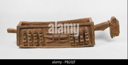 Vaso rituale: Cavallo con figure (Aduno Koro). Cultura: popoli Dogon. Dimensioni: H. 20 1/2 x L.93 x D. 18 1/2 in. (52.1 x 236.2 x 47 cm). Data: 16th del XIX secolo. Questa monumentale recipiente è stato tenuto nella casa di una linea di discendenza in testa in una comunità Dogon. Esso è stato utilizzato durante un rituale annuale noto come 'goru' per tenere le offerte dedicate alla Amma il Creatore e gli antenati. Eseguita al momento del solstizio d'inverno, la cerimonia rappresenta il culmine di rituali che celebrano la più importante raccolta di miglio, la cui abbondanza sosterrà la famiglia nel prossimo anno. Tali opere ha Foto Stock
