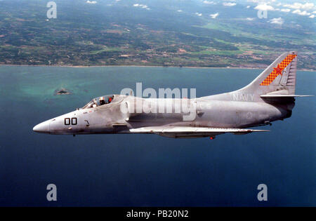 A-4E VC-5 in volo 1989. Un aria-aria - Vista laterale sinistra di una flotta squadrone composito 5 (VC-5) A-4E Skyhawk aeromobile durante la fase di esercizio THALAY THAI '89. Foto Stock