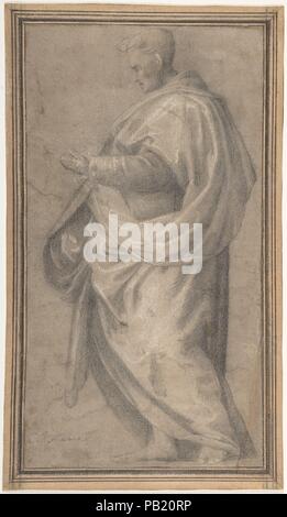 Studio di drappi per la figura maschile eretta nel profilo rivolto verso sinistra. Artista: Workshop di Fra Bartolomeo (Bartolomeo di Paolo del fattorino) (Italiano, 1473-1517 Firenze Firenze). Dimensioni: foglio: 11 x 5 15/16 in. (28 x 15,1 cm). Data: 1512-17. Questo studio di drappi per la figura maschile eretta che indossa un mantello di voluminosi è stato eseguito in un distintivo tecnica di disegno e con il soft, molto granulari gesso nero con gesso bianco mette in evidenza che è strettamente associata con Fra Bartolommeo e la sua officina a Firenze. Le caratteristiche anatomiche della figura sono scomodi nella forma, in contrasto con la accompl Foto Stock