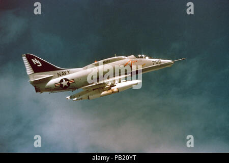 A-4F VA-127 1975. Un aria-aria - Vista laterale destra di una squadriglia di attacco 127 (VA-127) A-4 Skyhawk aeromobili. Foto Stock