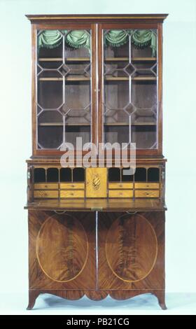 Segretario e della libreria. Cultura: American. Dimensioni: 89 1/2 x 42 x 24 1/2 in. (227.3 x 106,7 x 62,2 cm). Data: 1795-1810. Il combinato di accoglienza e della libreria con una dotata di un segretario cassetto, il quale frontale scende verso il basso per fornire una superficie di scrittura, offerto un efficiente mezzo di conduzione di corrispondenza, gestione dei conti delle famiglie e per la memorizzazione di una famiglia di libri. Perché sono stati un simbolo di educazione e di alfabetizzazione, segretario librerie sono state talvolta collocati in stanze pubbliche quali salotti o sale di entrata, dove hanno potuto essere sul display completo per i visitatori. Museo: Metropolitan Museum of Art di New Foto Stock