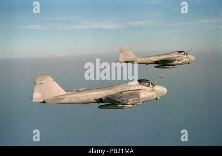 A-6E intrusi di attacco Squadron 34 in volo sopra il mare Mediterraneo il 1 giugno 1988 (6430215). Un aria-aria - Vista laterale destra di due A-6E intruso aeromobile da attaccare Squadron 34 (VA-34). Foto Stock