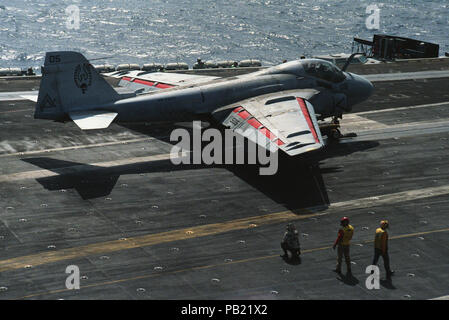 A-6E VA-304 USS Nimitz 1992. Un US Navy (USN) USN A-6E intruso, dal squadrone di attacco 304 (VA-304), Firebirds, NAS Alameda, California (CA), in posizione sulla catapulta due pronti per il lancio di off del ponte dell'USN classe Nimitz portaerei USS NIMITZ CVN (68). Foto Stock