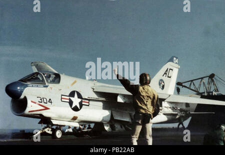 A-7E Corsair II di VA-37 viene lanciato dal USS Saratoga (CV-60) nel 1976. Foto Stock