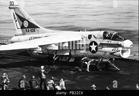 A-7E Corsair II di VA-105 sulla USS Saratoga (CV-60) nel 1976. Foto Stock