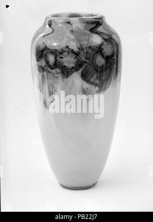 Vaso. Cultura: American. Progettista: progettato da Louis Comfort Tiffany (American, New York 1848-1933 New York). Dimensioni: H. 9 7/8 in. (25,1 cm). Autore: Tiffany Studios (1902-32). Produttore: vetro Tiffany e azienda di decorazione (American, 1892-1902) o. Data: 1893-1925. Museo: Metropolitan Museum of Art di New York, Stati Uniti d'America. Foto Stock