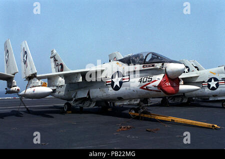 A-7E VA-12 sulla USS Eisenhower (CVN-69) 1980. Una vista anteriore destra di un A-7E Corsair II aeromobili, con wingtips ripiegata, fissata al ponte della centrale nucleare-powered portaerei USS Dwight D. Eisenhower (CVN-69). Foto Stock